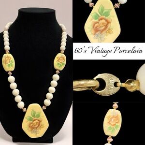 Vintage 60’s Elegant Floral Necklace in Yellow and White
